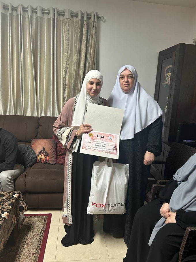 زيارة بيتية للطالبة المتميزة هبة شواهنة والتي اتمت حفظ عشرة أجزاء من القران الكريم
